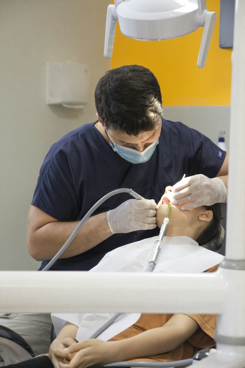 Dr. Mohamed Aymen Belhaj, chirurgien-dentiste, en plein soin