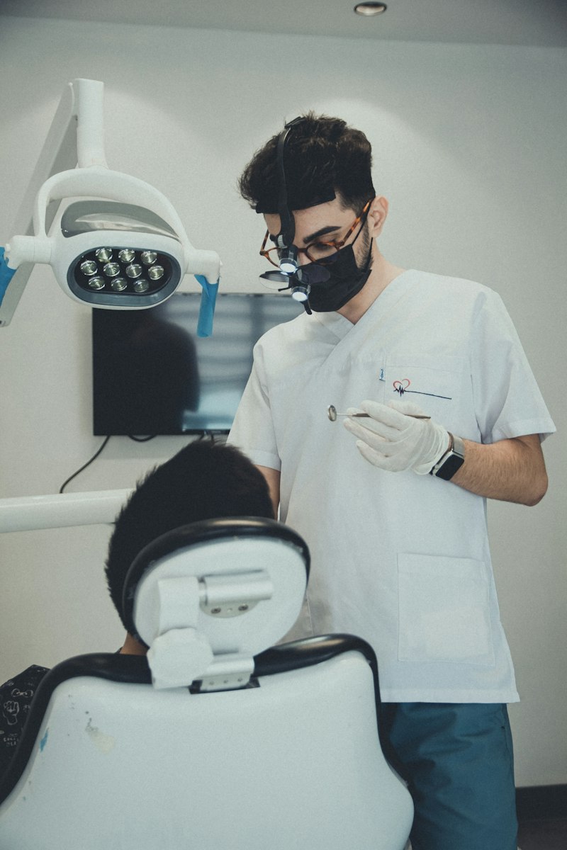 Dr. Majed Dhibi, chirurgien-dentiste, en plein soin